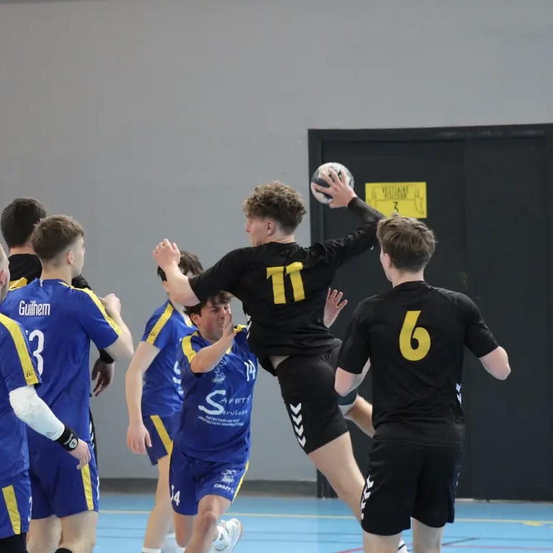 Nathan Leprêtre en suspension, prêt à tirer au handball