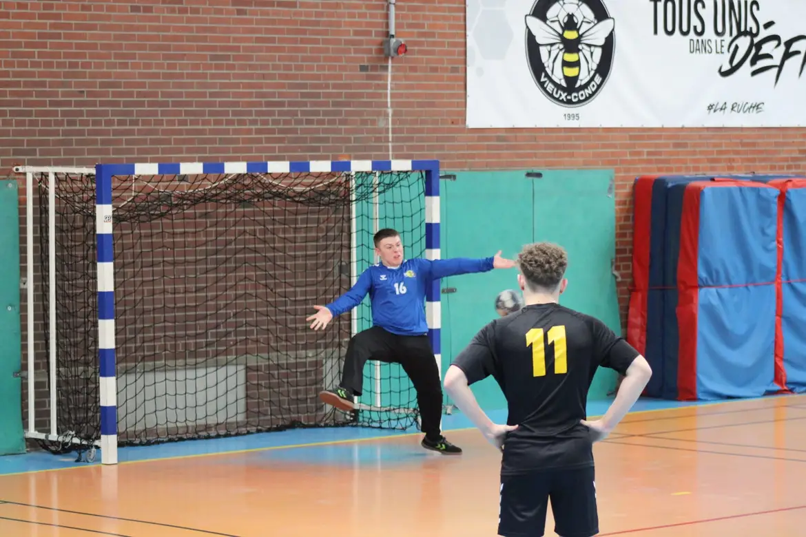 Nathan Leprêtre, maillot 11, face au gardien lors d'un match de handball